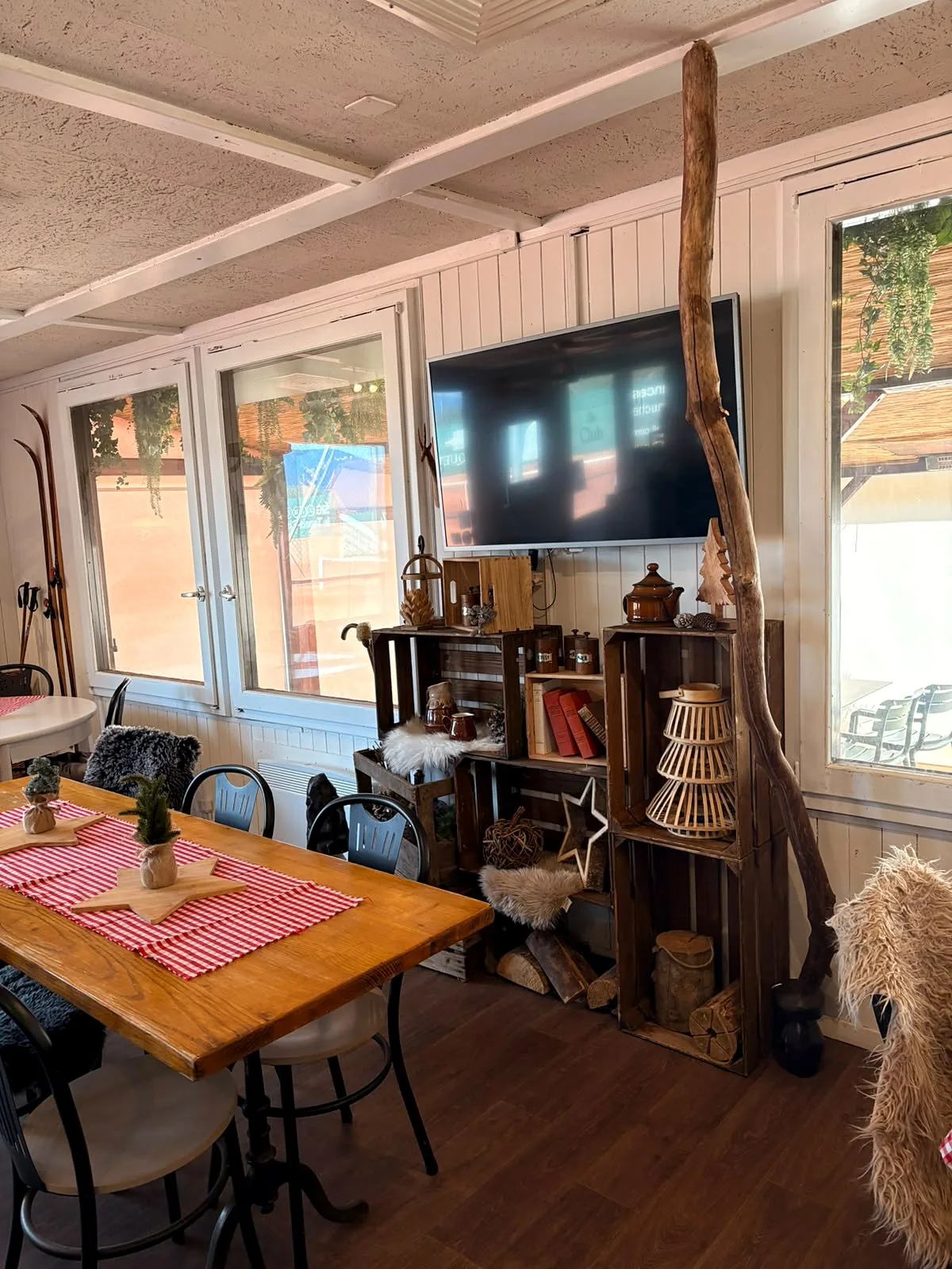 Étagères en caisses de bois et objets de chalet dans la salle du restaurant