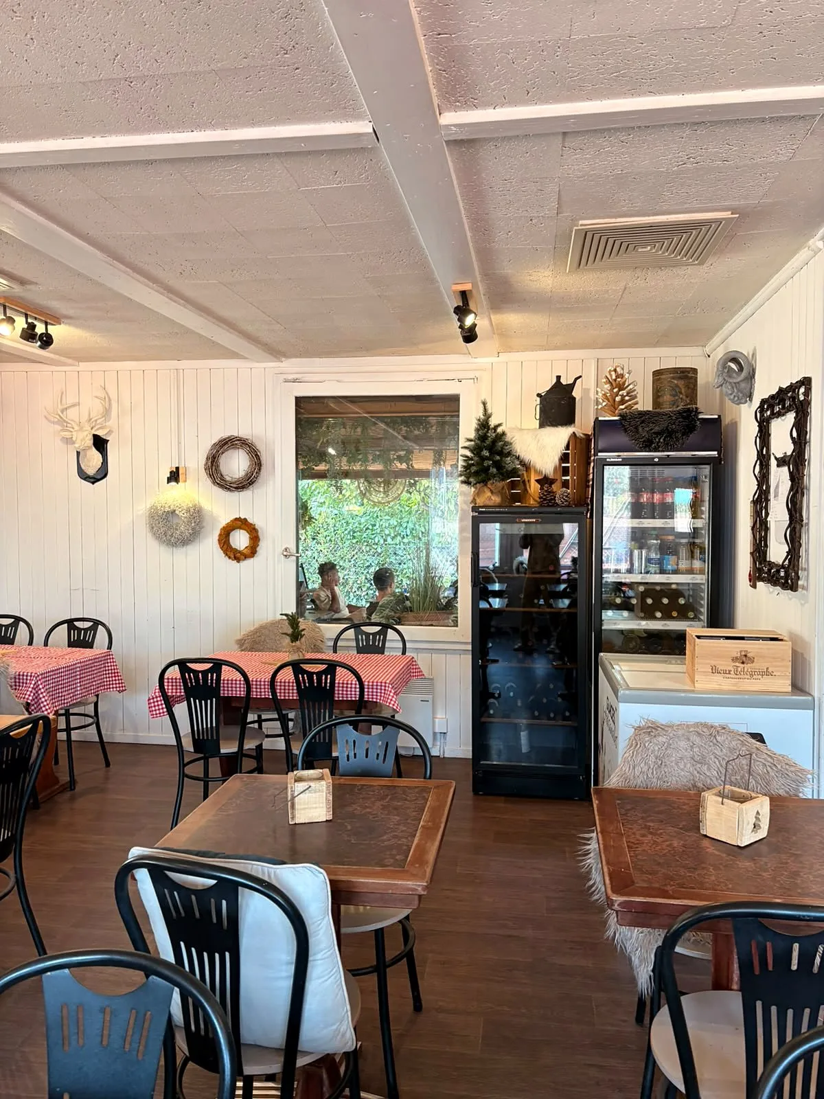 Le comptoir de la salle, entre décor de chalet et petit sapin
